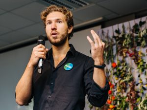 Social enterprise Hack the Planet: conflict resolution through Virtual Reality